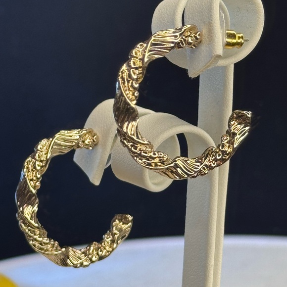 EXPRESS Gold Tone Textured Open Hoop Earnings - Picture 8 of 11